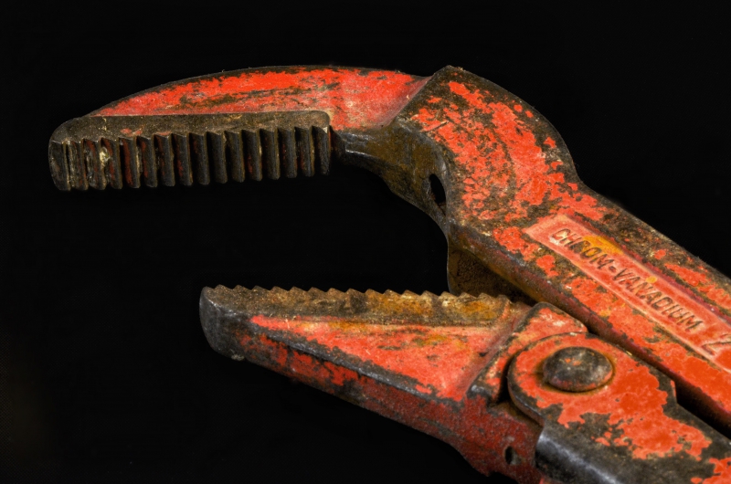 plombier-DRAP-min_pipe-wrench-318084